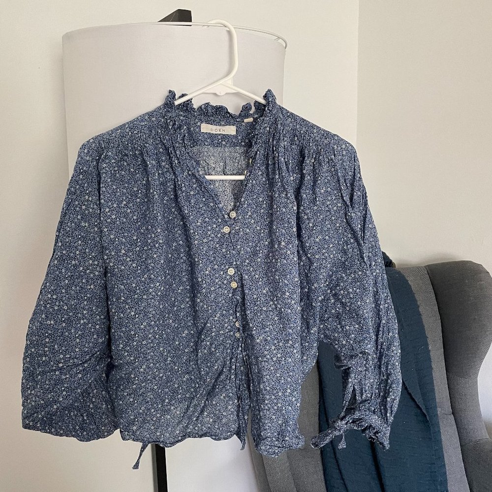 Doen Rose Top in Blue Wildflower Size Small VGUC